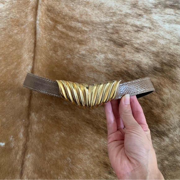 Vintage snakeskin taupe belt with gold accent buckle - Picture 2 of 7